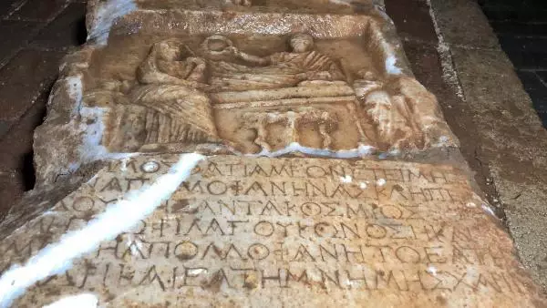 Bahçelerinden 2 bin yıllık tarihi eser çıkan site sakinleri: Çok mutlu olduk Bahçelerinden 2 bin yıllık tarihi eser çıkan site sakinleri: Çok mutlu olduk
