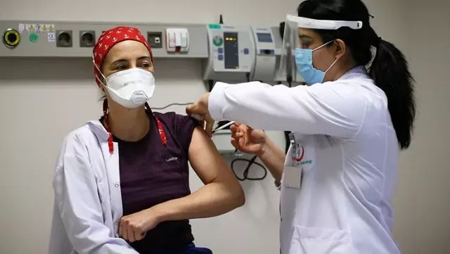 Koronavirüs aşısı olanlar yan etkilerle karşılaştığında ne yapmalı? Bakanlık tek tek sıraladı Koronavirüs aşısı olanlar yan etkilerle karşılaştığında ne yapmalı? Bakanlık tek tek sıraladı