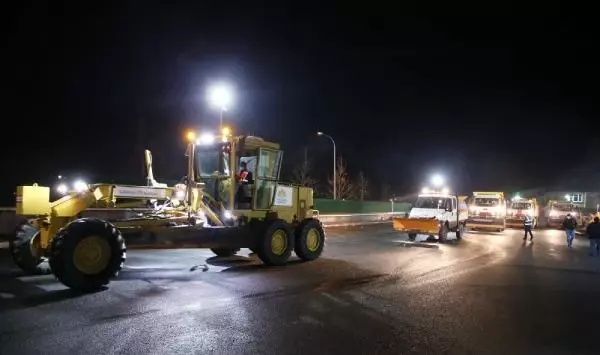 Beklenen kar Sultanbeyli'ye yağdı; kış hazırlıkları tamamlandı Beklenen kar Sultanbeyli'ye yağdı; kış hazırlıkları tamamlandı