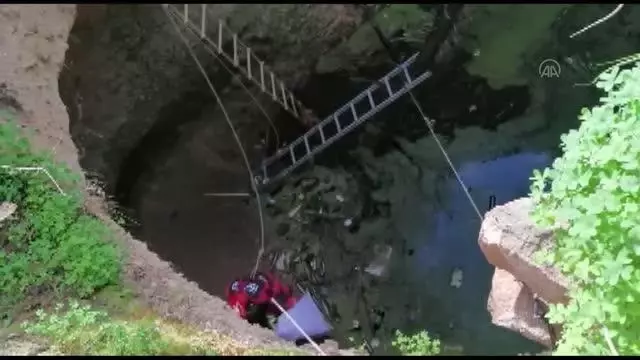 Son dakika haberi! Bodrum'da kuyuya düşen tavuk itfaiye ekiplerince kurtarıldı Son dakika haberi! Bodrum'da kuyuya düşen tavuk itfaiye ekiplerince kurtarıldı