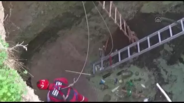 Son dakika haberi! Bodrum'da kuyuya düşen tavuk itfaiye ekiplerince kurtarıldı Son dakika haberi! Bodrum'da kuyuya düşen tavuk itfaiye ekiplerince kurtarıldı