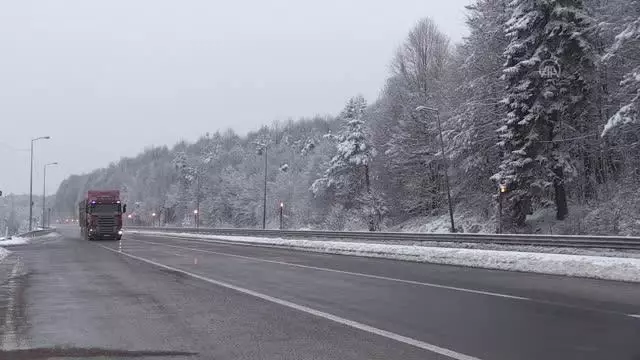 Bolu Dağı'nda kar yağışı etkili oluyor Bolu Dağı'nda kar yağışı etkili oluyor