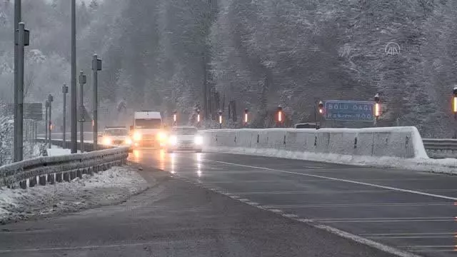 Bolu Dağı'nda kar yağışı etkili oluyor Bolu Dağı'nda kar yağışı etkili oluyor