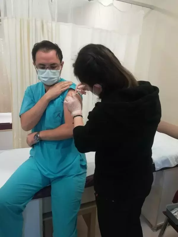 Bursa'da ilk gün 10 binin üzerinde sağlık çalışanı Kovid-19 aşısı oldu Bursa'da ilk gün 10 binin üzerinde sağlık çalışanı Kovid-19 aşısı oldu