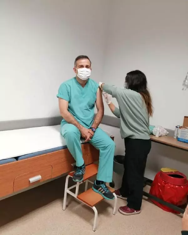 Bursa'da ilk gün 10 binin üzerinde sağlık çalışanı Kovid-19 aşısı oldu Bursa'da ilk gün 10 binin üzerinde sağlık çalışanı Kovid-19 aşısı oldu