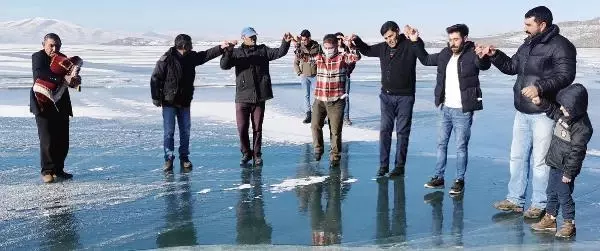 Buz tutan Çıldır Gölü'nde tulum çalıp, oynadılar Buz tutan Çıldır Gölü'nde tulum çalıp, oynadılar