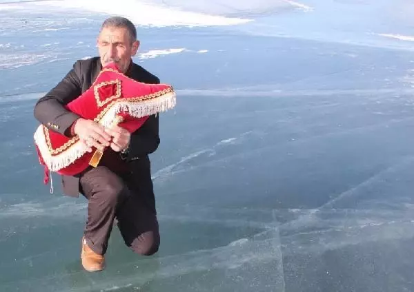 Buz tutan Çıldır Gölü'nde tulum çalıp, oynadılar Buz tutan Çıldır Gölü'nde tulum çalıp, oynadılar