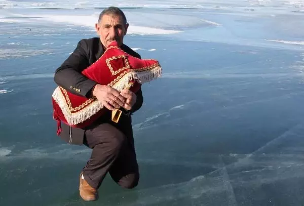 Buz tutan Çıldır Gölü'nde tulum çalıp, oynadılar Buz tutan Çıldır Gölü'nde tulum çalıp, oynadılar