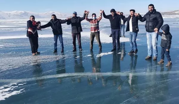 Buz tutan Çıldır Gölü'nde tulum çalıp, oynadılar Buz tutan Çıldır Gölü'nde tulum çalıp, oynadılar