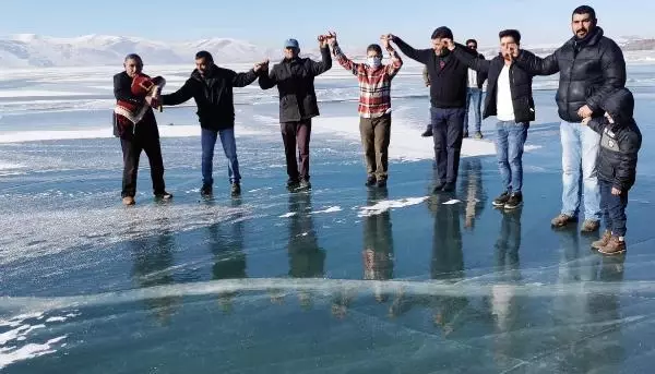 Buz tutan Çıldır Gölü'nde tulum çalıp, oynadılar Buz tutan Çıldır Gölü'nde tulum çalıp, oynadılar