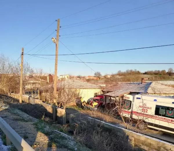 Buzlanma nedeniyle kayıp evin bahçesine giren otomobildeki 2 kişi yaralandı Buzlanma nedeniyle kayıp evin bahçesine giren otomobildeki 2 kişi yaralandı
