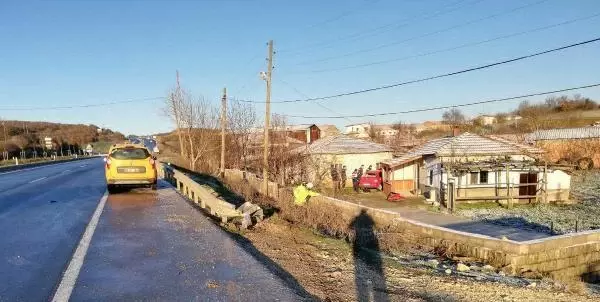 Buzlanma nedeniyle kayıp evin bahçesine giren otomobildeki 2 kişi yaralandı Buzlanma nedeniyle kayıp evin bahçesine giren otomobildeki 2 kişi yaralandı