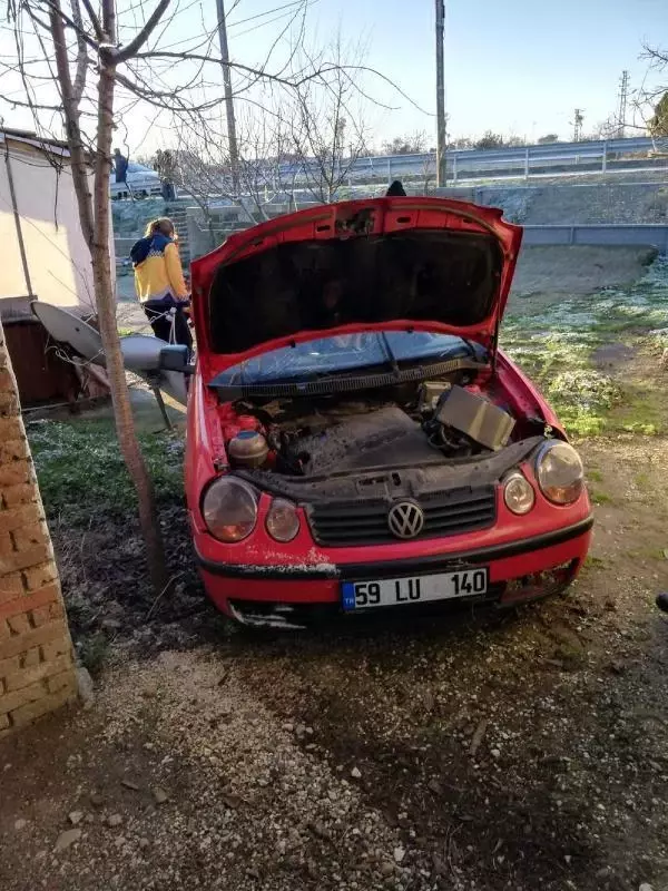 Buzlanma nedeniyle kayıp evin bahçesine giren otomobildeki 2 kişi yaralandı Buzlanma nedeniyle kayıp evin bahçesine giren otomobildeki 2 kişi yaralandı