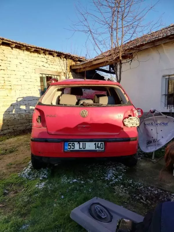 Buzlanma nedeniyle kayıp evin bahçesine giren otomobildeki 2 kişi yaralandı Buzlanma nedeniyle kayıp evin bahçesine giren otomobildeki 2 kişi yaralandı