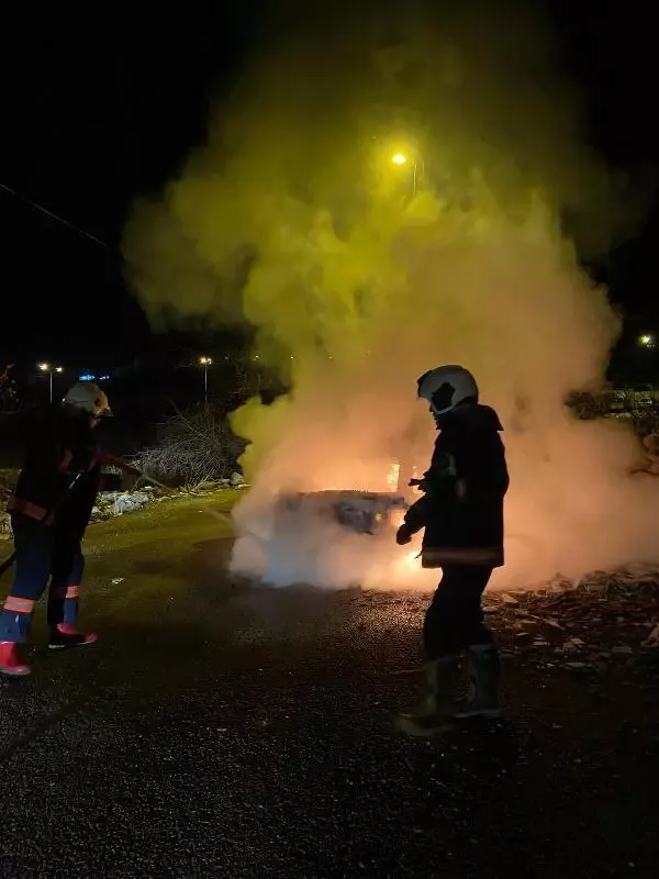Çalındıktan sonra kundaklanan otomobilin plakası sahte çıktı Çalındıktan sonra kundaklanan otomobilin plakası sahte çıktı