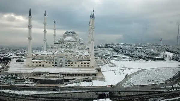 Çamlıca'daki doyumsuz kar manzarası havadan görüntülendi Çamlıca'daki doyumsuz kar manzarası havadan görüntülendi