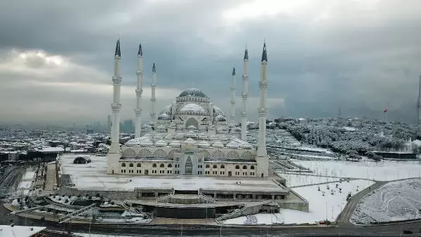 Çamlıca'daki doyumsuz kar manzarası havadan görüntülendi Çamlıca'daki doyumsuz kar manzarası havadan görüntülendi