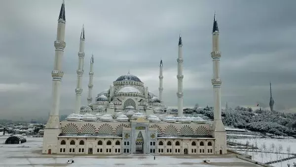 Çamlıca'daki doyumsuz kar manzarası havadan görüntülendi Çamlıca'daki doyumsuz kar manzarası havadan görüntülendi