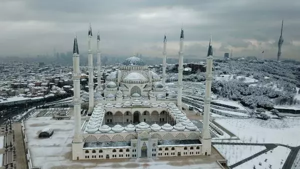 Çamlıca'daki doyumsuz kar manzarası havadan görüntülendi Çamlıca'daki doyumsuz kar manzarası havadan görüntülendi