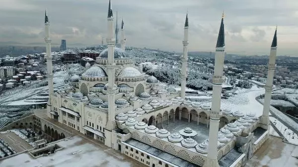 Çamlıca'daki doyumsuz kar manzarası havadan görüntülendi Çamlıca'daki doyumsuz kar manzarası havadan görüntülendi