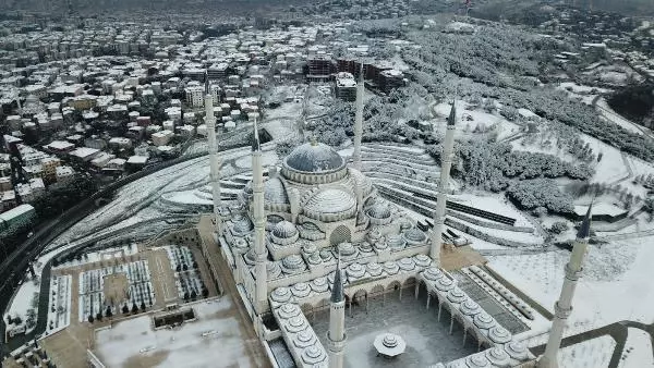 Çamlıca'daki doyumsuz kar manzarası havadan görüntülendi Çamlıca'daki doyumsuz kar manzarası havadan görüntülendi