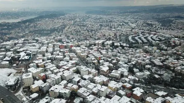 Çamlıca'daki doyumsuz kar manzarası havadan görüntülendi Çamlıca'daki doyumsuz kar manzarası havadan görüntülendi