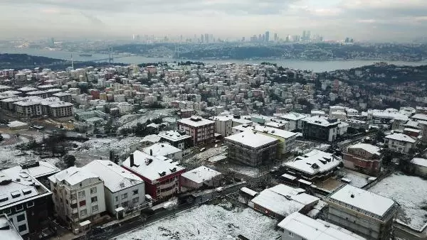 Çamlıca'daki doyumsuz kar manzarası havadan görüntülendi Çamlıca'daki doyumsuz kar manzarası havadan görüntülendi