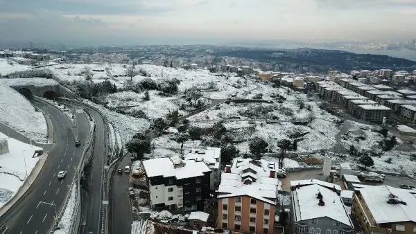 Çamlıca'daki doyumsuz kar manzarası havadan görüntülendi Çamlıca'daki doyumsuz kar manzarası havadan görüntülendi