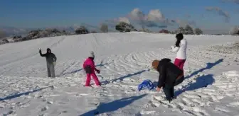 Çanakkale'ye yılın ilk karı yağdı, vatandaşlar keyfini çıkarttı