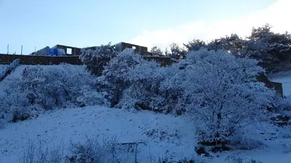 Çanakkale'ye yılın ilk karı yağdı, vatandaşlar keyfini çıkarttı Çanakkale'ye yılın ilk karı yağdı, vatandaşlar keyfini çıkarttı