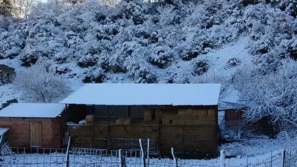 Çanakkale'ye yılın ilk karı yağdı, vatandaşlar keyfini çıkarttı Çanakkale'ye yılın ilk karı yağdı, vatandaşlar keyfini çıkarttı