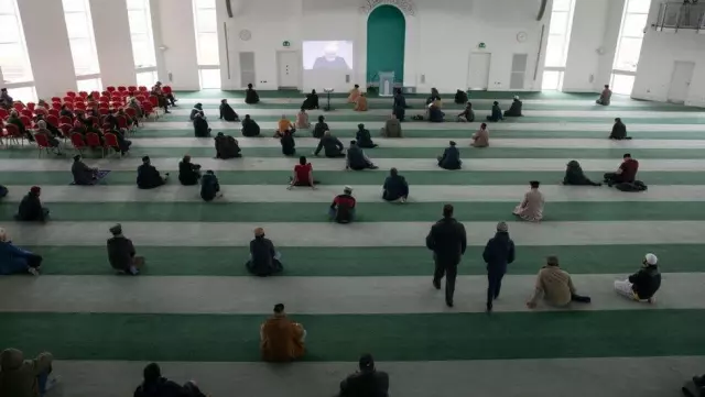 Covid: İngiltere'deki tüm camilerde Cuma hutbesinde cemaatten aşı yaptırmaları istendi Covid: İngiltere'deki tüm camilerde Cuma hutbesinde cemaatten aşı yaptırmaları istendi