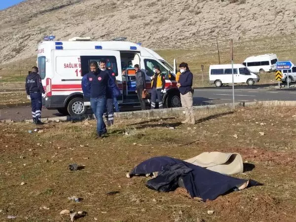 Diyarbakır'da otomobil, virajda takla attı: Ozan öldü, 5 kişi yaralı Diyarbakır'da otomobil, virajda takla attı: Ozan öldü, 5 kişi yaralı