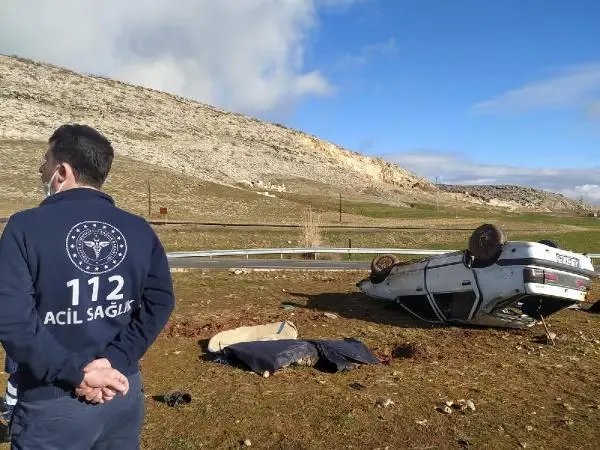 Diyarbakır'da otomobil, virajda takla attı: Ozan öldü, 5 kişi yaralı Diyarbakır'da otomobil, virajda takla attı: Ozan öldü, 5 kişi yaralı