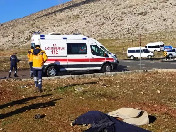 Diyarbakır'da otomobil, virajda takla attı: Ozan öldü, 5 kişi yaralı Diyarbakır'da otomobil, virajda takla attı: Ozan öldü, 5 kişi yaralı