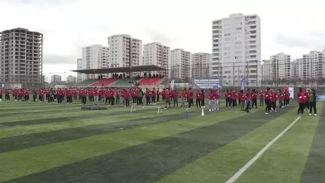 DİYARBAKIR - Vali Münir Karaloğlu, özel yetenek kurslarına katılan gençlerle bir araya geldi DİYARBAKIR - Vali Münir Karaloğlu, özel yetenek kurslarına katılan gençlerle bir araya geldi