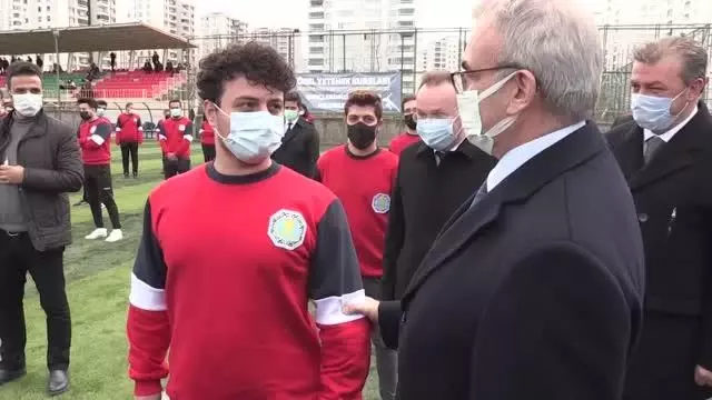 DİYARBAKIR - Vali Münir Karaloğlu, özel yetenek kurslarına katılan gençlerle bir araya geldi DİYARBAKIR - Vali Münir Karaloğlu, özel yetenek kurslarına katılan gençlerle bir araya geldi
