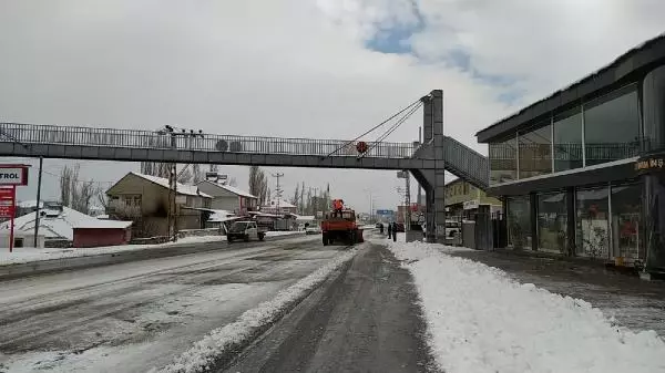 Doğu Anadolu kar yağışıyla beyaza büründü Doğu Anadolu kar yağışıyla beyaza büründü