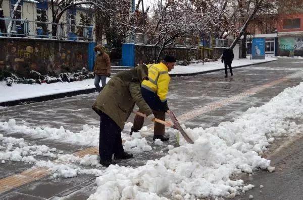 Doğu Anadolu kar yağışıyla beyaza büründü Doğu Anadolu kar yağışıyla beyaza büründü
