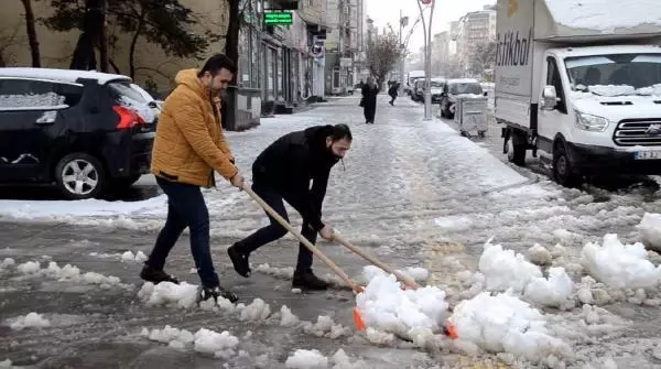Doğu Anadolu kar yağışıyla beyaza büründü Doğu Anadolu kar yağışıyla beyaza büründü