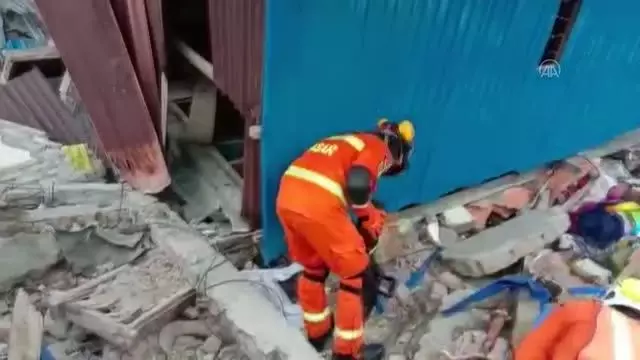 Endonezya'da 6,2 büyüklüğünde deprem: 35 ölü Endonezya'da 6,2 büyüklüğünde deprem: 35 ölü