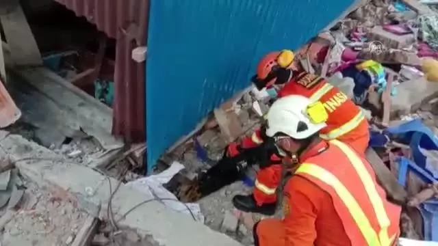 Endonezya'da 6,2 büyüklüğünde deprem: 35 ölü Endonezya'da 6,2 büyüklüğünde deprem: 35 ölü
