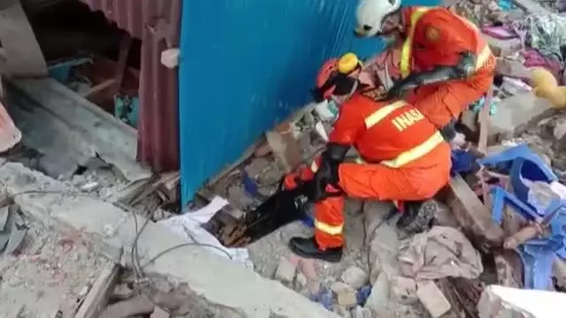 Endonezya'da 6,2 büyüklüğünde deprem: 35 ölü Endonezya'da 6,2 büyüklüğünde deprem: 35 ölü