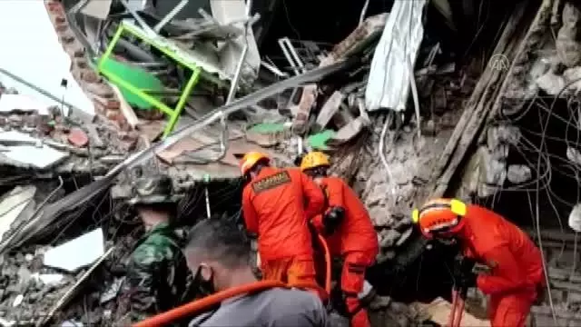 Endonezya'da 6,2 büyüklüğünde deprem: 42 ölü Endonezya'da 6,2 büyüklüğünde deprem: 42 ölü