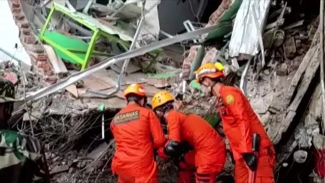 Endonezya'da 6,2 büyüklüğünde deprem: 42 ölü Endonezya'da 6,2 büyüklüğünde deprem: 42 ölü