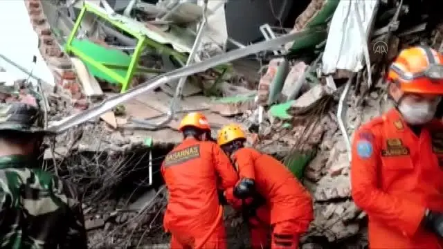 Endonezya'da 6,2 büyüklüğünde deprem: 42 ölü Endonezya'da 6,2 büyüklüğünde deprem: 42 ölü