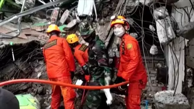 Endonezya'da 6,2 büyüklüğünde deprem: 42 ölü Endonezya'da 6,2 büyüklüğünde deprem: 42 ölü