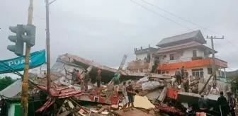 Deprem: Endonezya'da meydana gelen 6.2 büyüklüğündeki depremde 35 kişi öldü, yüzlerce yaralı var Deprem: Endonezya'da meydana gelen 6.2 büyüklüğündeki depremde 35 kişi öldü, yüzlerce yaralı var