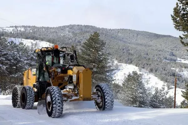 Erzincan'da kar yağışı, ulaşımı aksattı (2) Erzincan'da kar yağışı, ulaşımı aksattı (2)