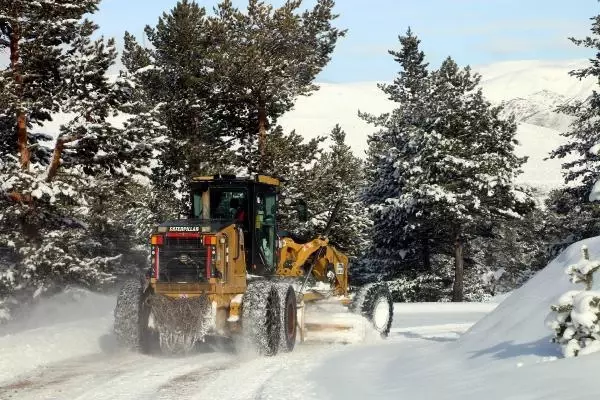 Erzincan'da kar yağışı, ulaşımı aksattı (2) Erzincan'da kar yağışı, ulaşımı aksattı (2)